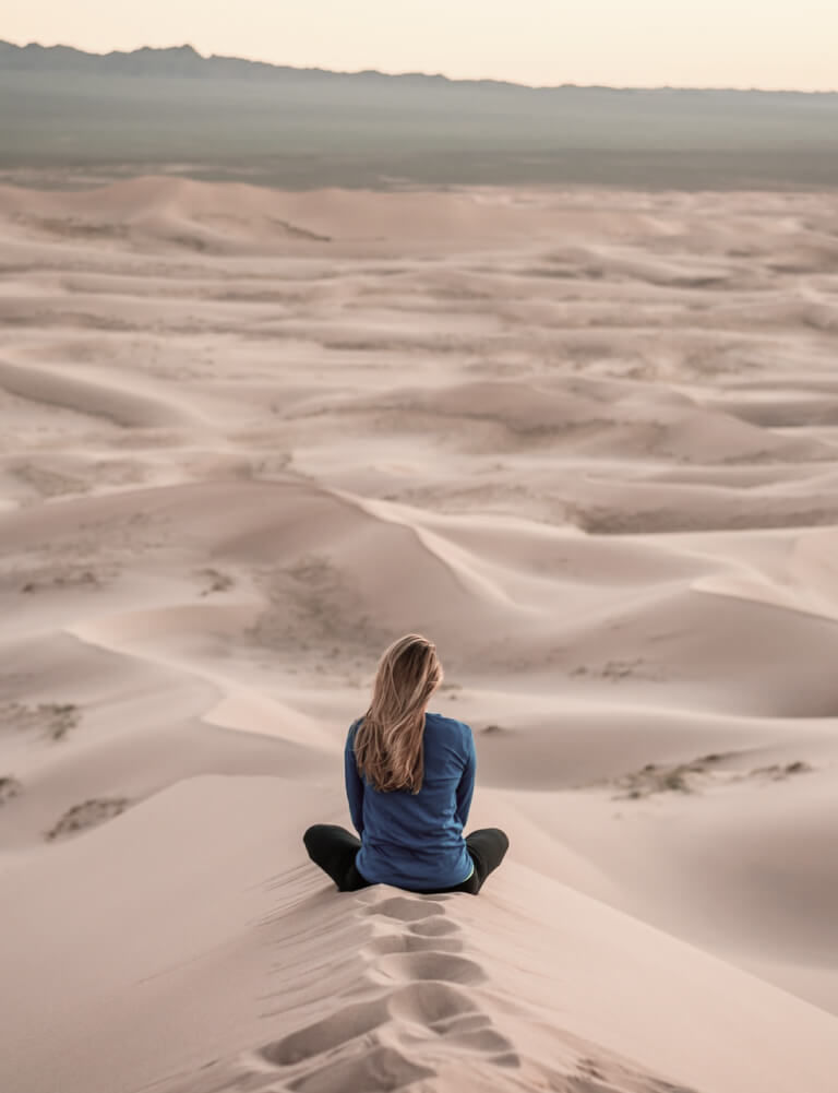 Chica-introspección-desierto